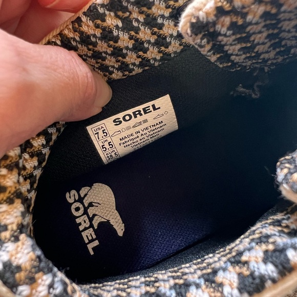 Sorel Beige and Navy Winter Boots, 7.5 - Picture 7 of 7